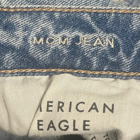 American Eagle Outfitters Mom Jean Distressed Ripped Light Wash Denim Womens 8 - Picture 4 of 11